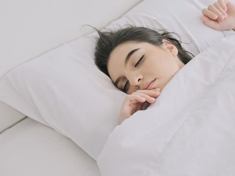 Uklanjanjem metalnih predmeta ispod kreveta poboljšava se REM san, smanjuje nemir i balansira energija.