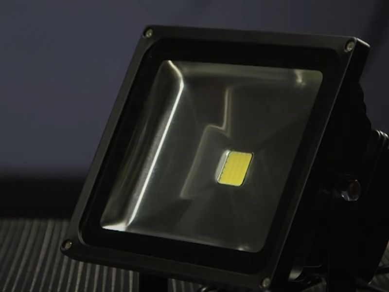 LED reflektori štede struju, traju dugo, rade automatski i povećavaju bezbednost oko objekta.