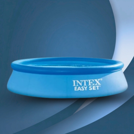 Plavi Intex Easy Set okrugli bazen sa naduvavajućim gornjim prstenom, postavljen na plavoj pozadini