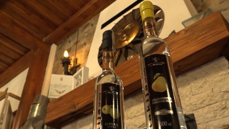 Flaše rakije DiBonis od jabuke i viljamovke izložene u rustičnom ambijentu destilerije u Subotici