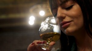Žena uživa u mirisu čaše rakije, simbol autentičnog doživljaja najbolje rakije u Srbiji