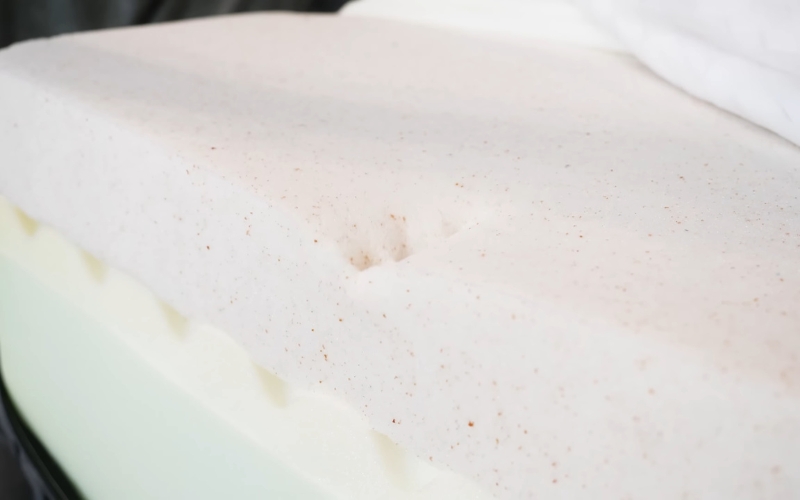 Krupan plan preseka dušeka koji prikazuje dva sloja pene