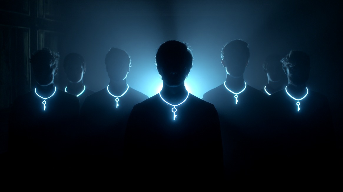 Tamna ilustracija silueta ljudi sa svetlećim simbolima ključa oko vrata u simboličnom prikazu bezbednosti interneta