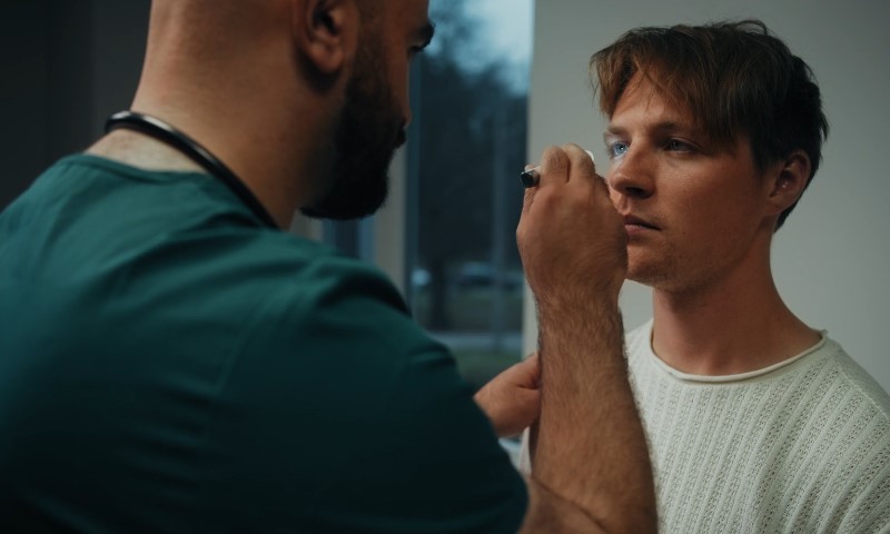 Doktor pregleda pacijenta