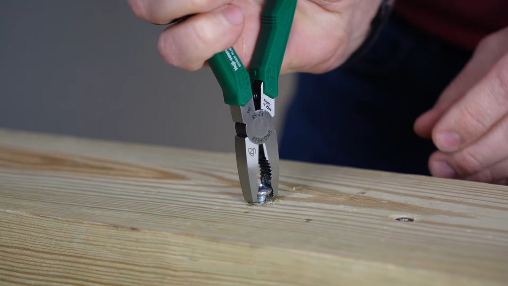 Vađenje šrafa pomoću kombinovanih klešta