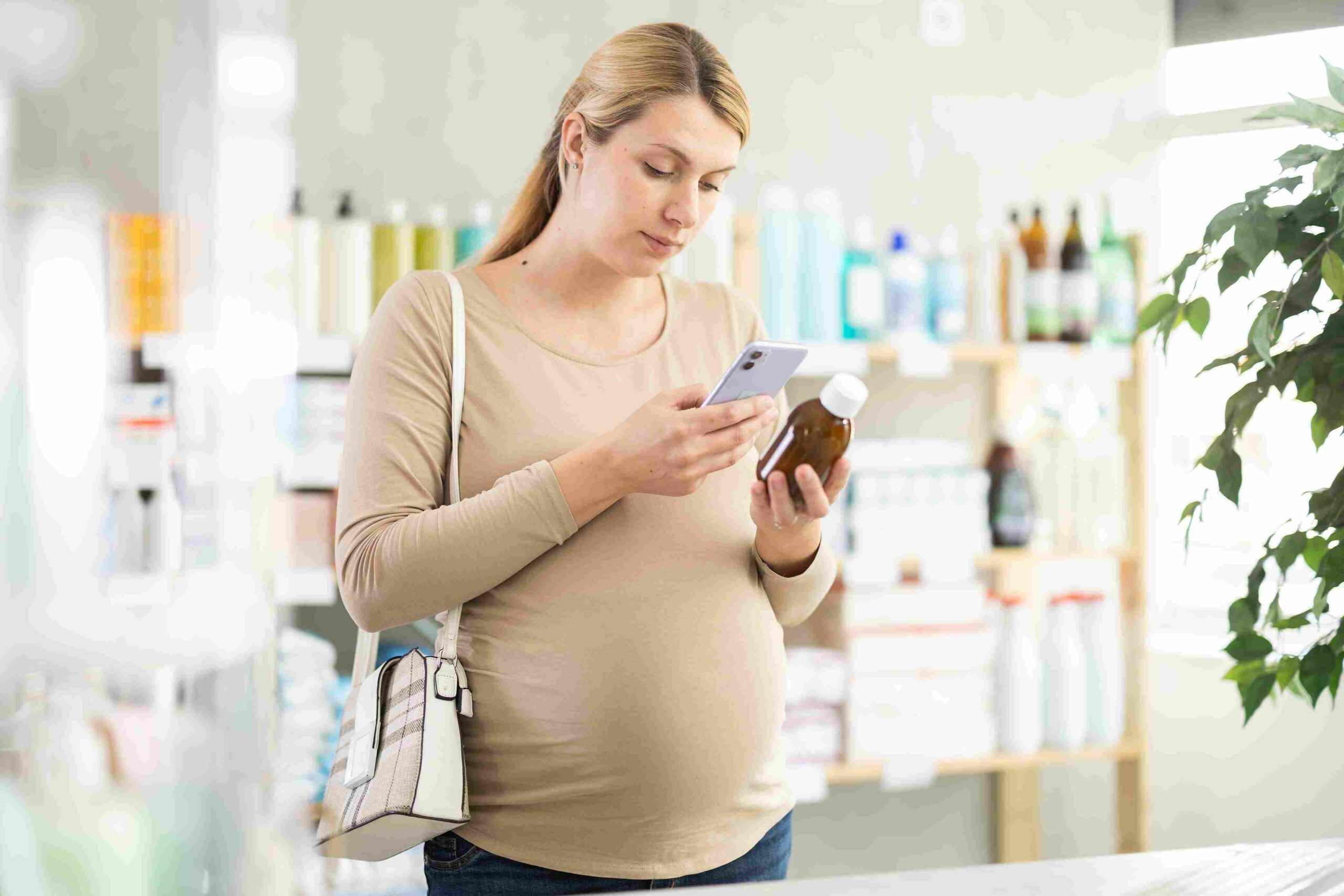 Trudnica u apoteci proverava sastav sirupa za kašalj na telefonu