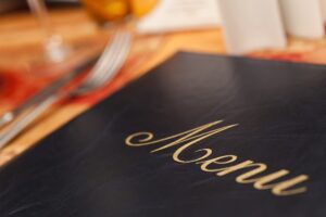 prikaz menija u restoranu na stolu