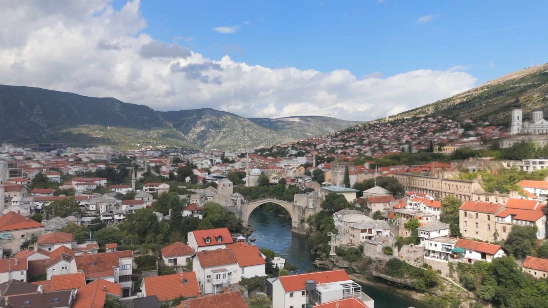 Panoramski pogled na Mostar sa Starim mostom preko reke Neretve.