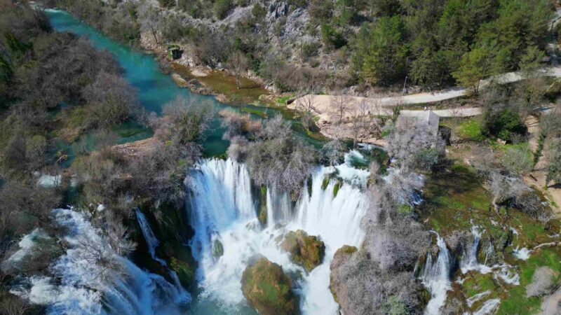 Pogled iz vazduha na vodopad Kravice, reku Trebižat i okolnu prirodu.